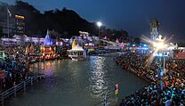 Vc pi veern modlitb na behu eky Gangy v rmci tradin pouti Kumbh...