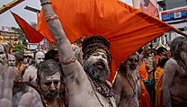 Hindští svatí muži při svátku Kumbh Mela v indickém Haridváru.