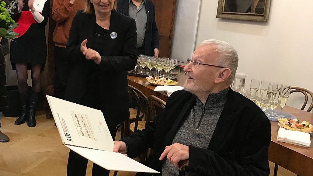 Ve vku 89 let zemel pedagog a historik Jan Císa (vpravo). Snímek zveejnila...