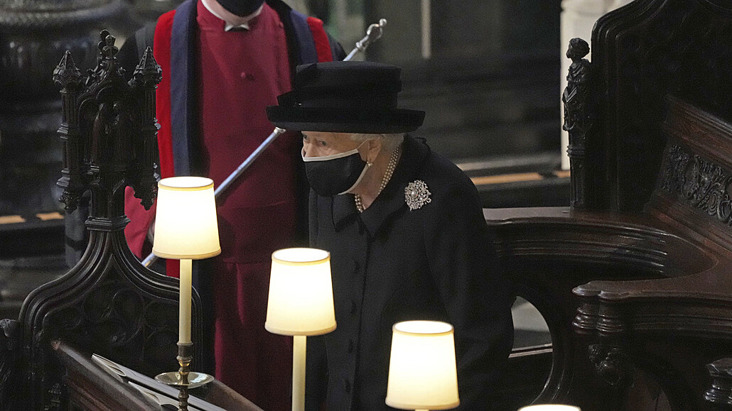 Královna Alžběta dorazila do kaple sv. Jiří.