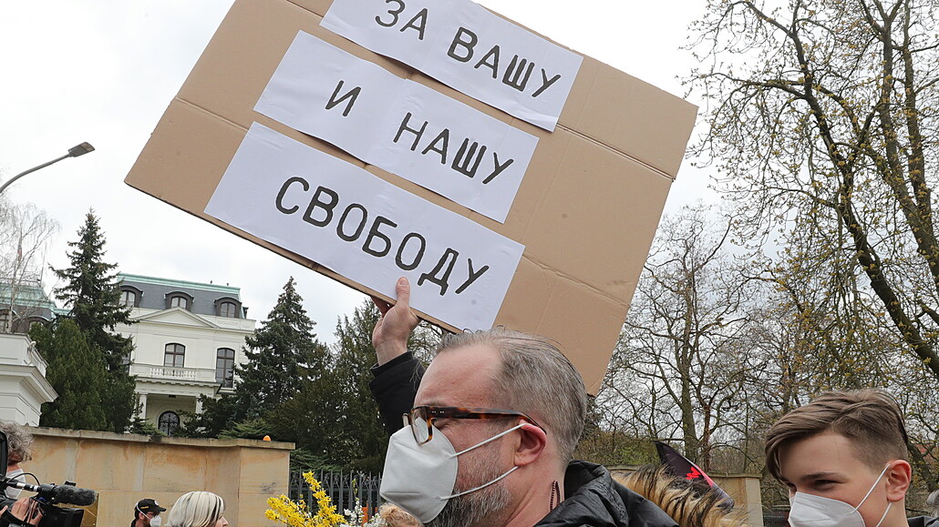 Protest před ruskou ambasádou.