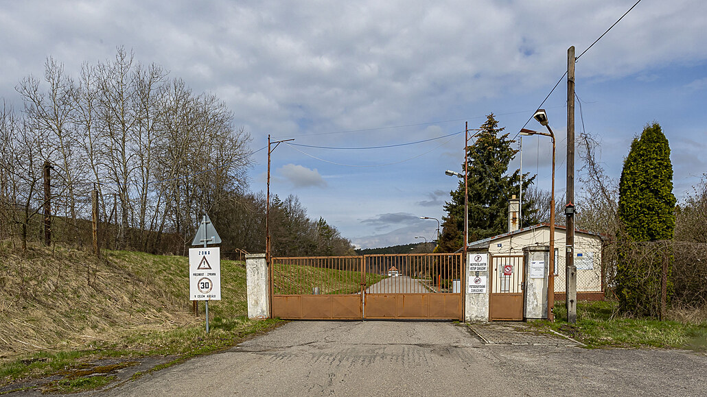 Souasný pohled na vstup do areálu muniního skladu ve Vrbticích na Zlínsku.