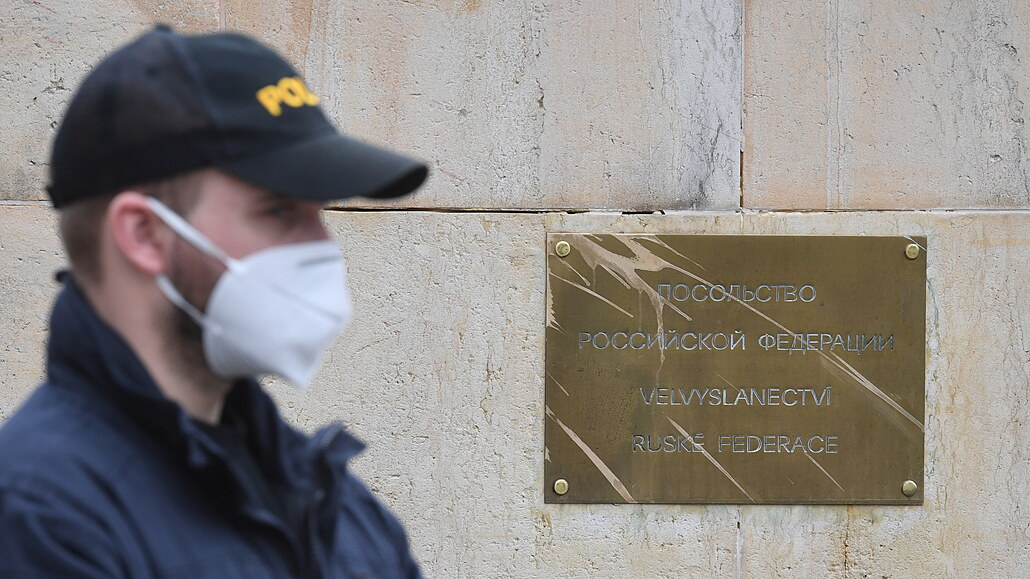 Policista střeží prostor před budovou velvyslanectví Ruské federace v Praze na...