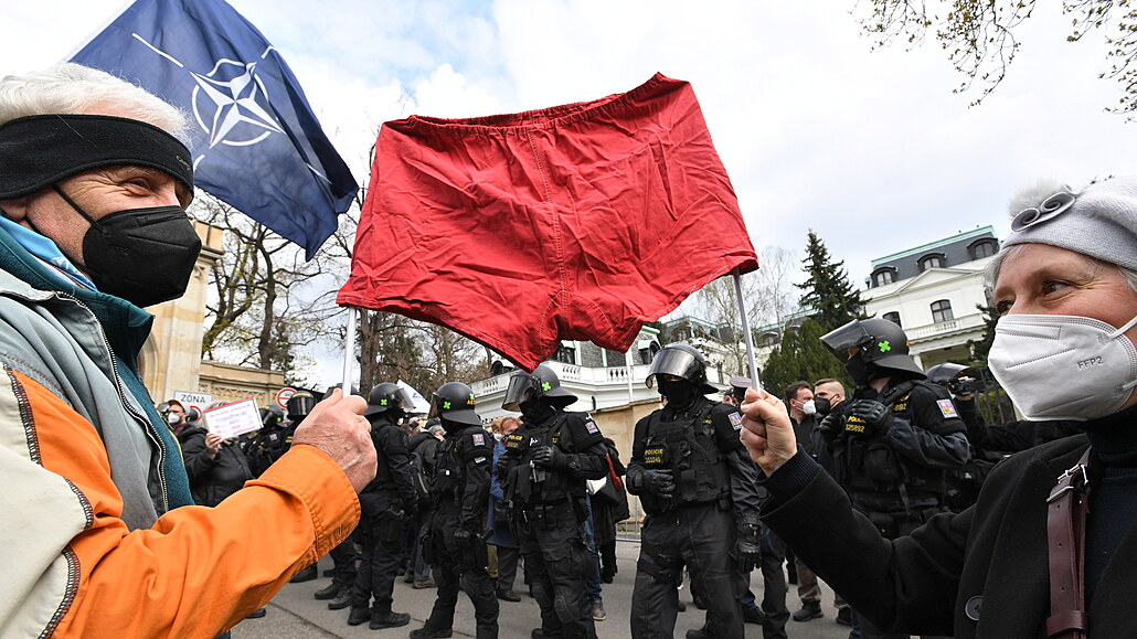 Demonstranti s rudými trenýrkami a policejní tkoodnci ped budovou...