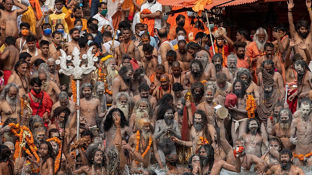 Statisíce hinduist provádjí pi svátku Kumbh Mela rituální koupel v Ganze i...