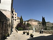 Cuenca - pohled do údolí eky Huécar a na bývalou pevnost. Dnes je tam archiv