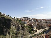 Cuenca - pohled pes údolí. Na temeni kopce stojí moderní paleontologické muzeum