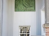 Uli�ní vstup s reliéfem S. Suchardy