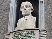 Dodate�n� osazená busta Ch. Masarykové od V. Suchardy