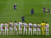 Slavia - Arsenal. Hrái Slavie (zády) a Arsenalu ped zaátkem zápasu.