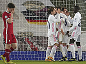 Hrá Liverpoolu Diogo Jota (vlevo) odvrací zrak od oslavy manaftu bílého...