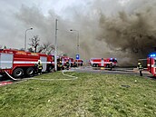 V Modřanské ulici hořela hala, hasiči zásah ukončili po 13 hodinách. Lidé z okolí mohou opět větrat