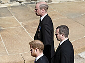 Princ Harry, princ William a Peter Phillips pichází ke kapli sv. Jií.