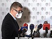 Premiér Andrej Babi na mimoádné tiskové konferenci.