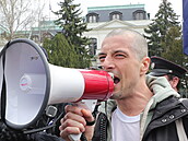 ‚Zeman je zrádce‘ či ‚Putin je vrah‘. Demonstranti před ruskou ambasádou v Praze provolávali hanbu