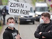 Lidé protestovali ped ruskou ambasádou po odhalení údajného zapletení ruských...