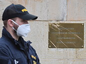 Policista steí prostor ped budovou velvyslanectví Ruské federace v Praze na...