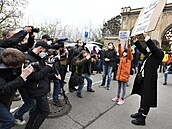 Novinái a demonstranti s transparenty ped budovou velvyslanectví Ruské...