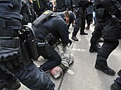 Policisté zasahují proti jednomu z úastník nedlní demonstrace ped budovou...