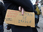 Demonstranti s transparentem ped budovou velvyslanectví Ruské federace v Praze...