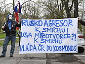 Demonstranti s transparentem ped budovou velvyslanectví Ruské federace v Praze...