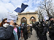 Demonstranti s transparenty a policejní tkoodnci ped budovou velvyslanectví...