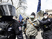 Zásah policie bhem nedlní demonstrace u ruské ambasády v Praze.