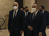 Turecký ministr zahranií Mevlut Cavusoglu (vpravo) se svým eckým protjkem...