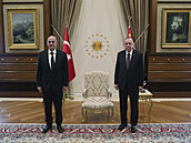 Turecký prezident Recep Tayyip Erdogan (vpravo) s eckým ministrem zahranií...