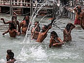 Hinduistití mui pi posvátné koupeli v ece Ganze pi pouti Kumbh Mela....