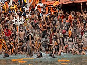 Statisíce hinduist provádjí pi svátku Kumbh Mela rituální koupel v Ganze i...