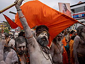 Hindtí svatí mui pi svátku Kumbh Mela v indickém Haridváru.