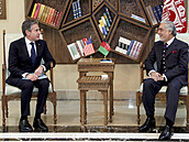 Blinken se v Kábulu seel s afghánským prezidentem Arafem Ghaním, premiérem...