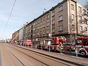 Při požáru bytu v Praze bylo zraněno 11 lidí, nejméně dva jsou ve vážném stavu. Zasahoval i vrtulník