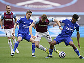 Tomá Souek (uprosted) z týmu West Ham United bojuje s hrái Leicesteru o mí.