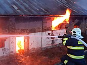 Bývalou výtopnu v Nymburku někdo úmyslně zapálil, říká vyšetřovatel. Hašení komplikovala propadlá střecha