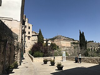 Cuenca - pohled do dol eky Hucar a na bvalou pevnost. Dnes je tam archiv