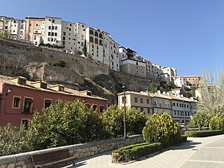 Cuenca - visut domy vyskldan na okraji ostrohu