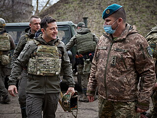 Ukrajinsk prezident Zelenskyj na nvtv vojk bojujcch na Donbasu.