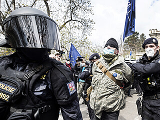 Zsah policie bhem nedln demonstrace u rusk ambasdy v Praze.
