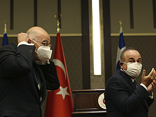 Tureck ministr zahrani Mevlut Cavusoglu (vpravo) se svm eckm protjkem...