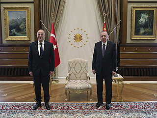 Tureck prezident Recep Tayyip Erdogan (vpravo) s eckm ministrem zahrani...