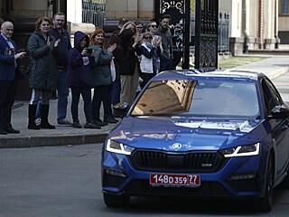 Auto s českými diplomaty opouští české velvyslanectví v Moskvě. Rusko musí...