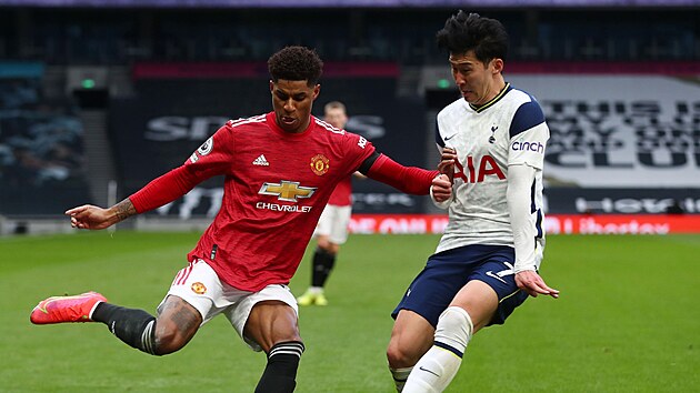 Son Hung-min v souboji s Marcusem Rashfordem z Manchesteru United.