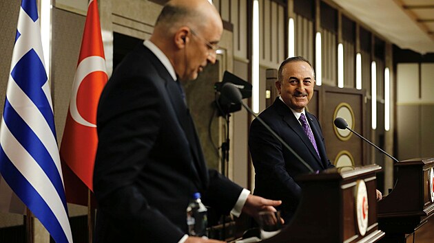 Turecký ministr zahranií Mevlüt Çavuo&#287;lu a ecký ministr zahranií Nikos...