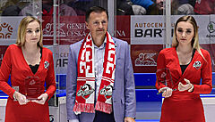 Petr Ddek mezi hosteskami pardubického Dynama.