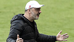 Slavia - Sparta. Domácí kou� Jind�ich Trpi�ovský.