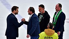 Tinec - Mladá Boleslav. Varaa pijímá gratulace od Patery.