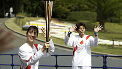 Bývalá olympionika Aya Terakawa nese olympijskou pochode v Ósace