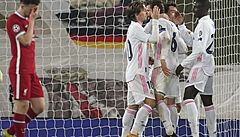 Hrá Liverpoolu Diogo Jota (vlevo) odvrací zrak od oslavy manaftu bílého...